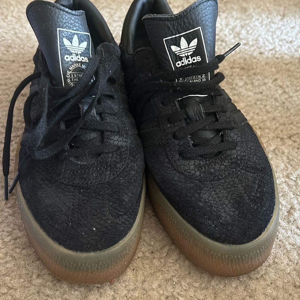 Woman’s sambas